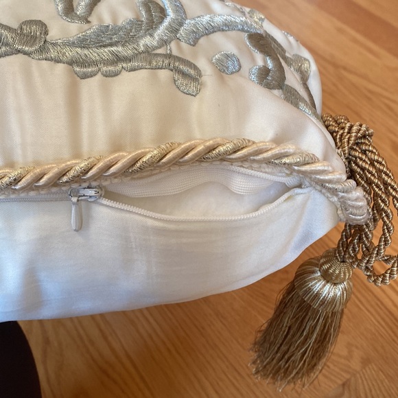 Decorative 2 floor corner pillows - Picture 8 of 9